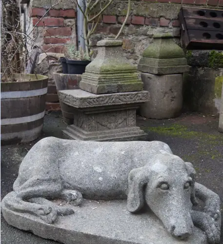 Product image of the product “Hunting dog, lying on pedestal, approx. 80cm long ”